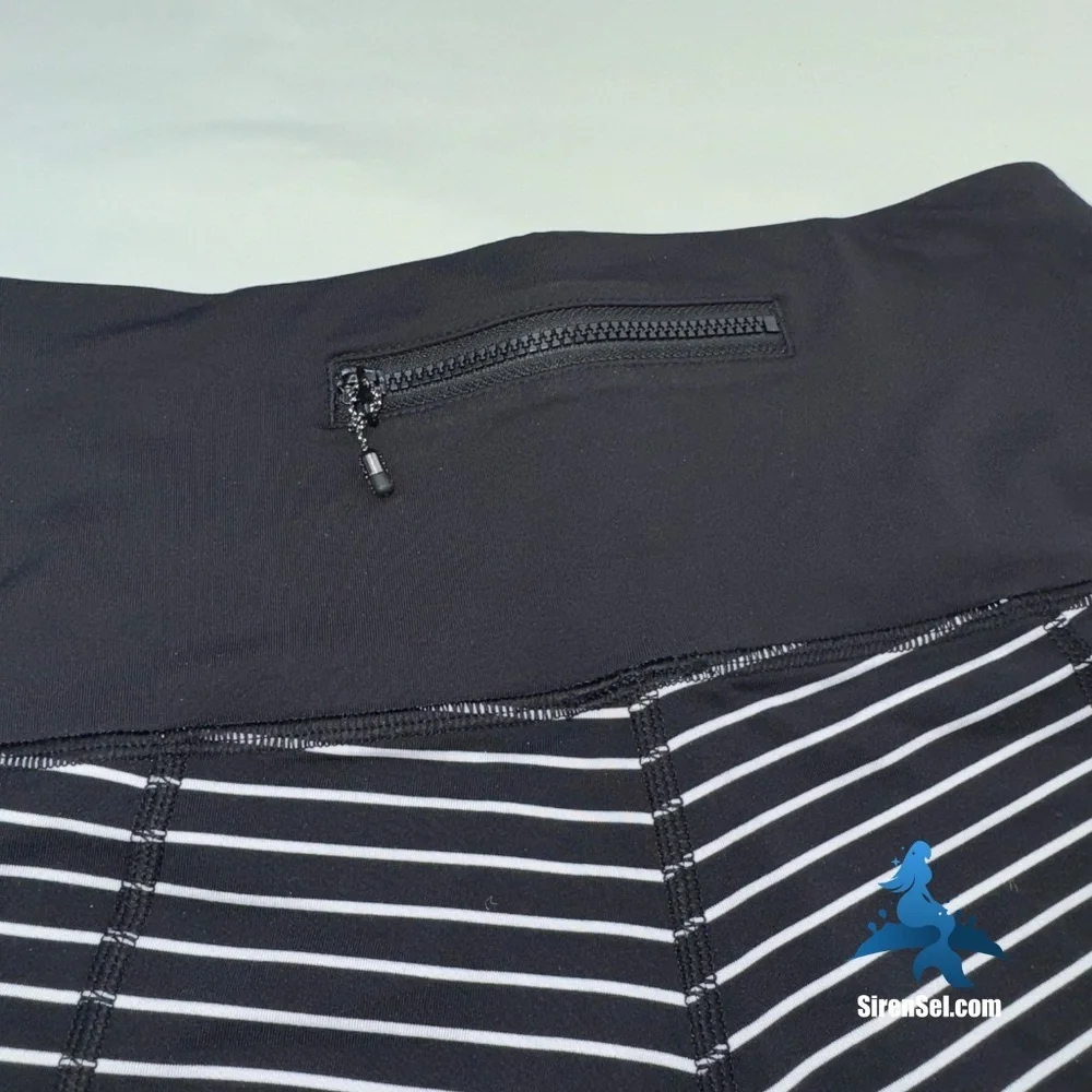 1076 lululemon Runday Crop - Size 4 - Parallel Stripe Black/White - Picture 8 of 14